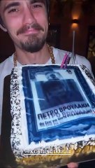 Σασμός: Πάρτι με απίθανη τούρτα για το τέλος των γυρισμάτων του Πετρή: «Κλαίμε τον μακαρίτη!»