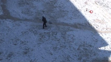 Kara alışık olmayan Şanlıurfalılar ayakta duramadı... Düşe kalka yürüyen vatandaşlar böyle görüntülendi