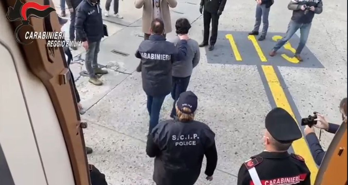 Saman Abbas, lo zio estradato atterra all'aeroporto di Bologna