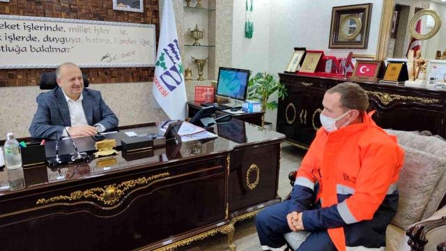Temizlik işçisi yolda bulduğu parayı sahibine teslim etti-Belediye Başkanı Hüseyin Tavlı, temizlik işçisini altın ile ödüllendirdi