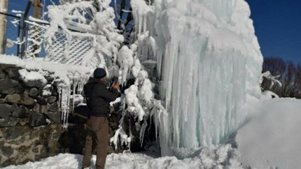 Patlayan borudan fışkıran su ‘buz dağı’ oluşturdu