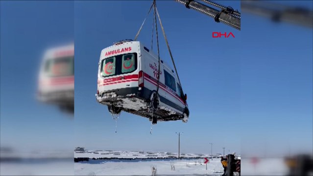 Kara saplanan ambulans vinçle kurtarıldı