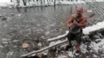 Eksi 6 derecede şort giyip kar altında türkü söyledi