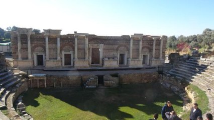 AYDIN'DAKİ 1800 YILLIK TİYATRO BİNASININ İLK KATI AYAĞA KALDIRILDI