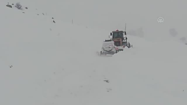 Yolu kardan kapanan köydeki hastanın imdadına paletli ambulans yetişti