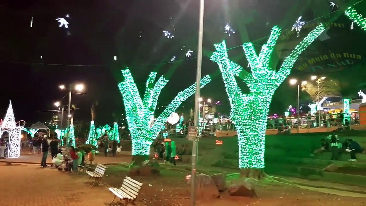Como ficou linda CONTAGEM MG com as cores e luzes de Natal. Cada praça mais interessante que a outra