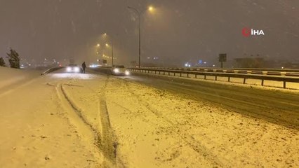 Télécharger la video: İstanbul'da TEM Otoyolu beyaza büründü, sürücüler güçlükle ilerledi