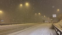 İstanbul'da devam eden kar yağışı trafikte aksamalara yol açıyor