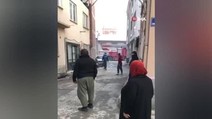 Bursa'da 3 katlı evin zemin katında yangın çıktı
