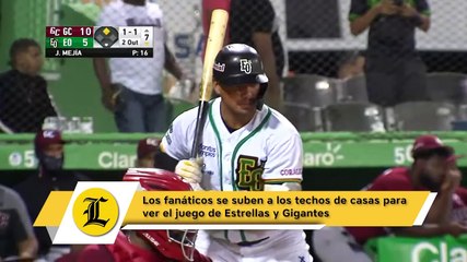 Los fanáticos se suben a los techos de casas para ver el juego de Estrellas y Gigantes