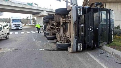 Vinç yüklü kamyon yola devrildi: 1 yaralı