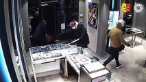 Trois hommes braquent une boutique de montres de luxe en quelques secondes (Prague)