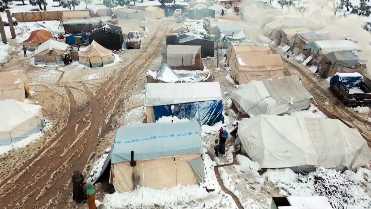 Syrien: flüchtlingszelte brechen unter schneemassen zusammen
