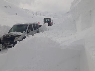 HAKKARİ'DE ÇIĞDAN KAPANAN YOL 5 SAATTE ULAŞIMA AÇILDI