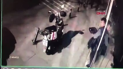 Kartal'da saldırgan börekçiden arkadaşıyla çıkarken güvenlik kamerasına yansıdı