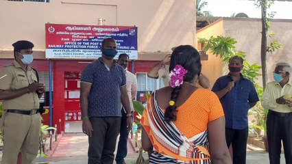 ரயிலுக்கு அடியில் சிக்க இருந்த 8மாத குழந்தை தாய், நொடியில் காப்பாற்றிய ஆய்வாளர், திக்திக் நிமிடங்கள்