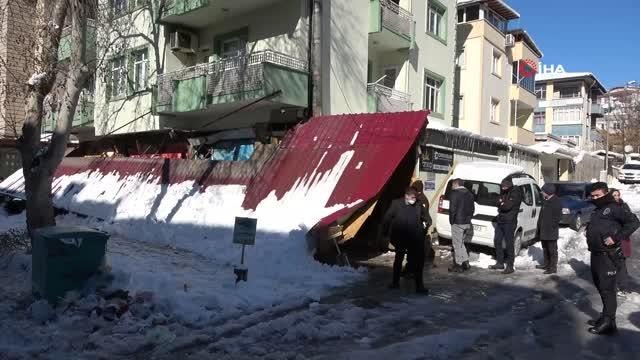 Kaldırımda yürürken üzerine demir branda düştü: 1 ağır yaralı