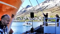 Quand la bouteille de champagne ne veut pas se laisser faire face à un bateau