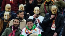 Galatasaray stadında maskeli taraftarlar! Burak Elmas'a Fatih Terim mesajı