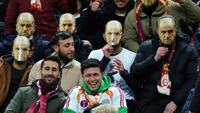 Galatasaray stadında maskeli taraftarlar! Burak Elmas'a Fatih Terim mesajı