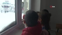 Son dakika haber... En masum bekleyiş... Köy okulundaki çocuklar hediyelerini pencere kenarında bekledi