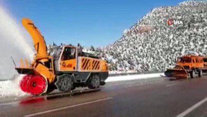 Antalya-Konya karayolunda kar kalınlığı 2 metreye yaklaştı