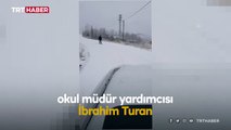 Kar yağışını fırsat bilen öğretmen okula kayak yaparak gitti