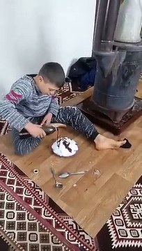 Çocukların karlı pekmez keyfi