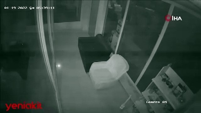 Pişkin hırsız 'pes' dedirtti! Marketi soyup üzerine soda içti