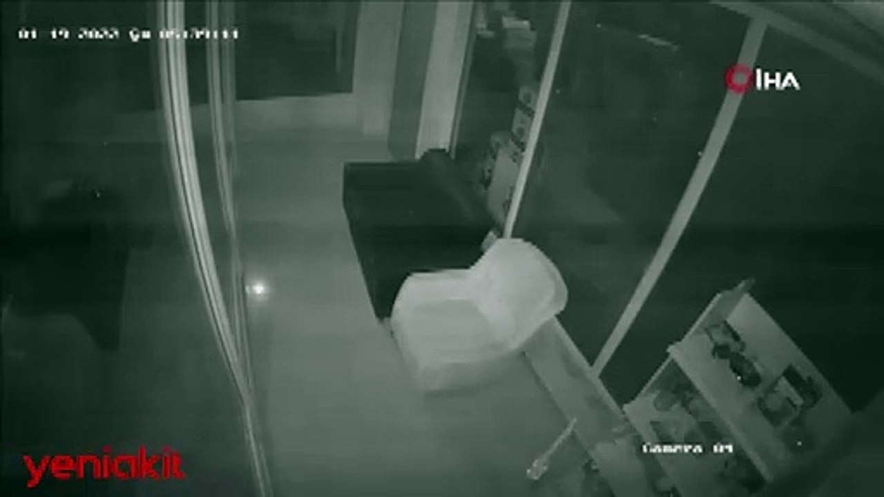 Pişkin hırsız 'pes' dedirtti! Marketi soyup üzerine soda içti
