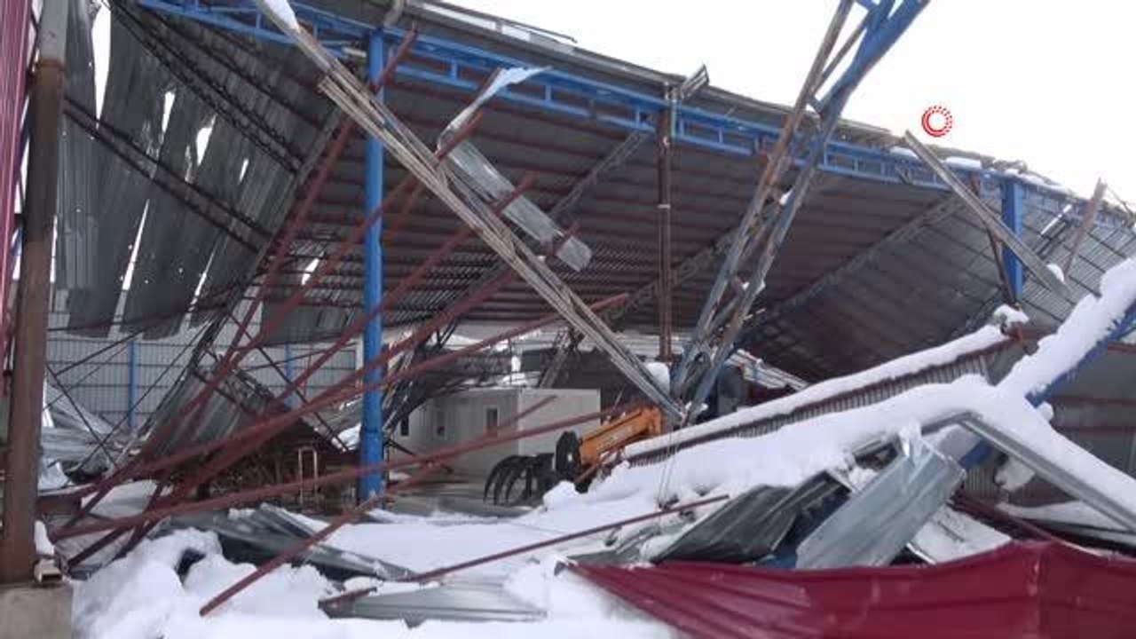 Kara dayanamayan geri dönüşüm fabrikasının çatısı çöktü