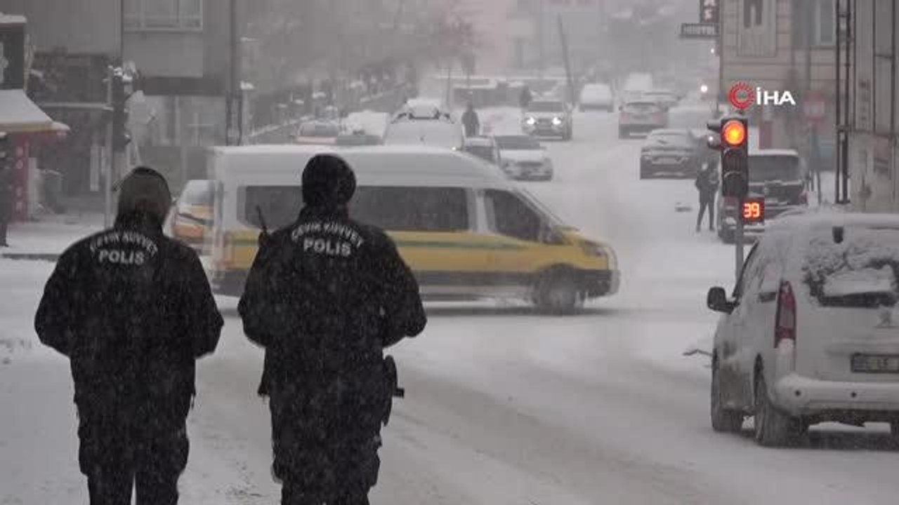 Van'da kar yağışı nedeniyle bin 18 yerleşim yerine ulaşım sağlanamıyor