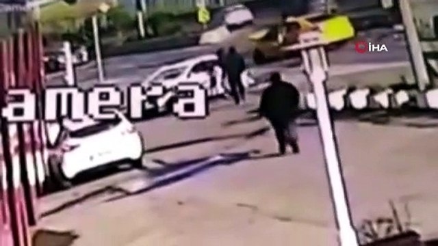 Bakırköy'de feci kaza: 2'si polis 4 kişi yaralı