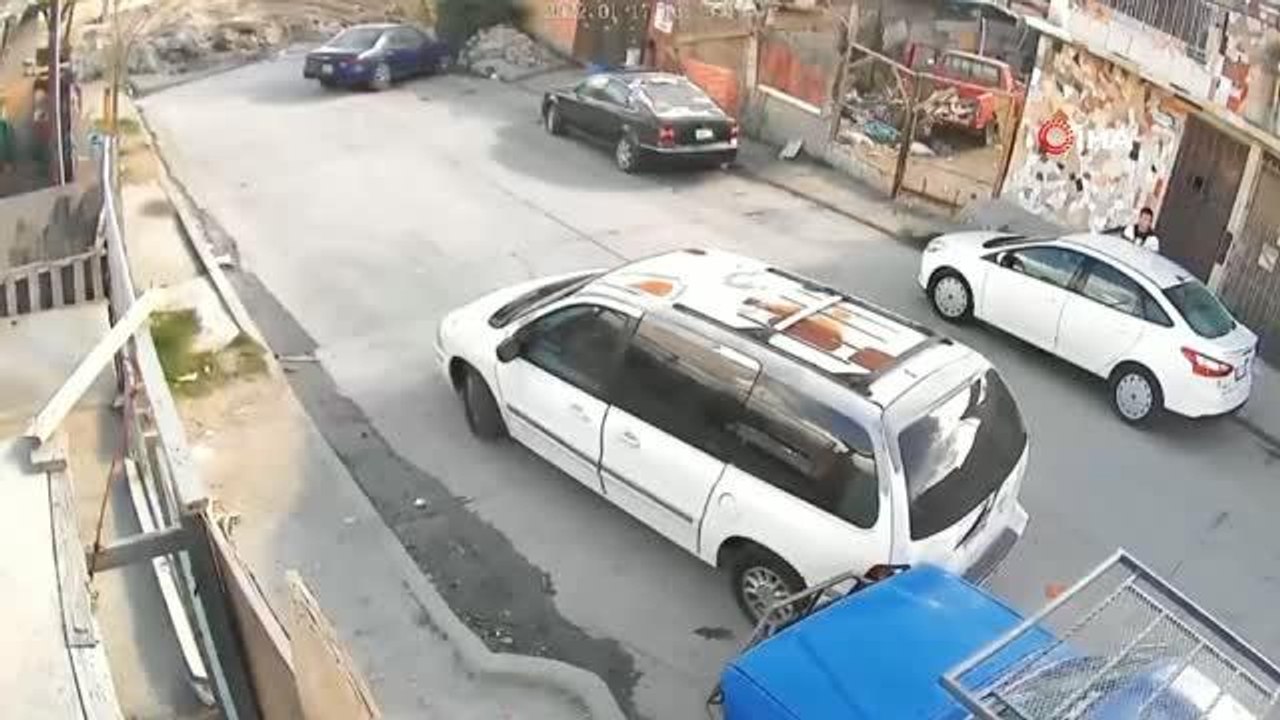 Sarhoş kadının kullandığı araç içindeki 3 çocuğuyla ile birlikte çukura düştü