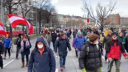 Multas y premios para animar a vacunarse contra la covid-19 en Austria