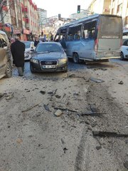 Yan yatan minibüsün altında kalmaktan son anda kurtuldu