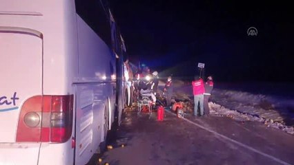 Denizli'de yolcu otobüsünün tıra çarpması sonucu 1 kişi öldü, 21 kişi yaralandı