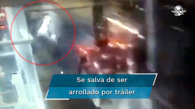 Por negarse a pagar la caseta, conductor casi es atropellado y tráiler embiste su auto