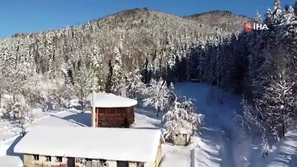 Karadeniz'den büyüleyen manzara... Kar koca köyü böyle yuttu!