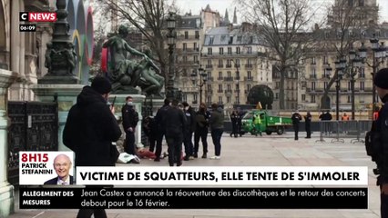 Les images terribles d'une femme de 59 ans qui tente de s'immoler devant la Mairie de Paris alors qu'elle se bat depuis 2010 pour faire expulser un squatteur de chez elle !