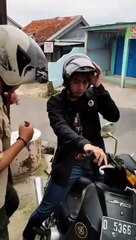 Masih menjadi misteri kenapa helm ojol sulit dilepas