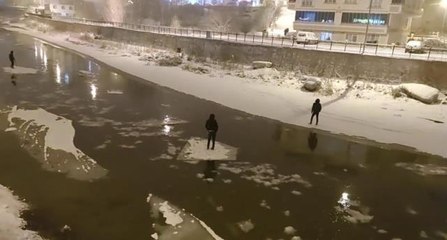 Buzu sal yapıp Çoruh'ta gezintiye çıkan gençler bu kez polise takıldı