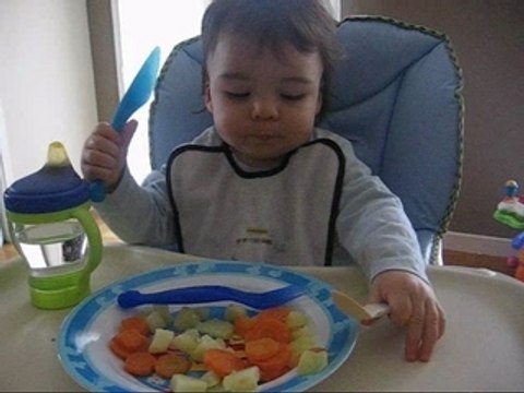 Je mange avec une fourchette comme un grand