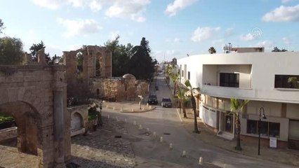 GAZİMAĞUSA - "Gotik mimarisiyle" inşa edilen Lala Mustafa Paşa Camii mimarisiyle yerli ve yabancı ziyaretçilerin ilgisini çekiyor