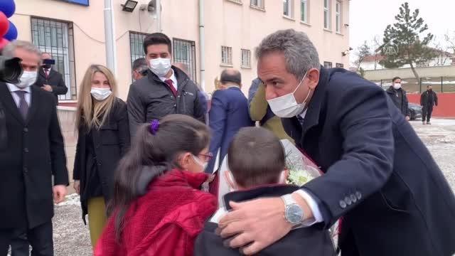 Milli Eğitim Bakanı Özer, öğrencilere yarı yıl karnelerini verdi (3)