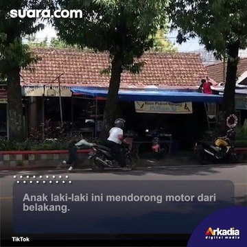 Aksi Seorang Bocah Dorong Motor Ayahnya yang Mogok, Warganet Mewek Ingat Bapak