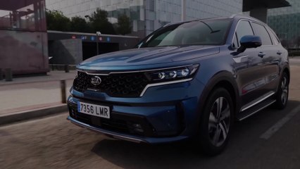 The new Kia Sorento PHEV Driving in the city