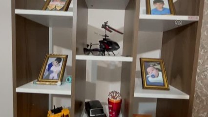 Ailesinden 5 canı yitiren depremzede, hayatta kalan anne ve babasıyla teselli buluyor