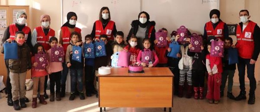KIZILAY GÖNÜLLÜLERİ, İLK KEZ KARNE ALAN ÖĞRENCİLERİN HEYECANINI PAYLAŞTI