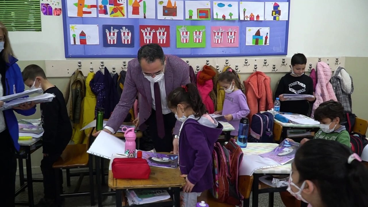 Başkan Kanar'dan öğrencilere karne hediyesi